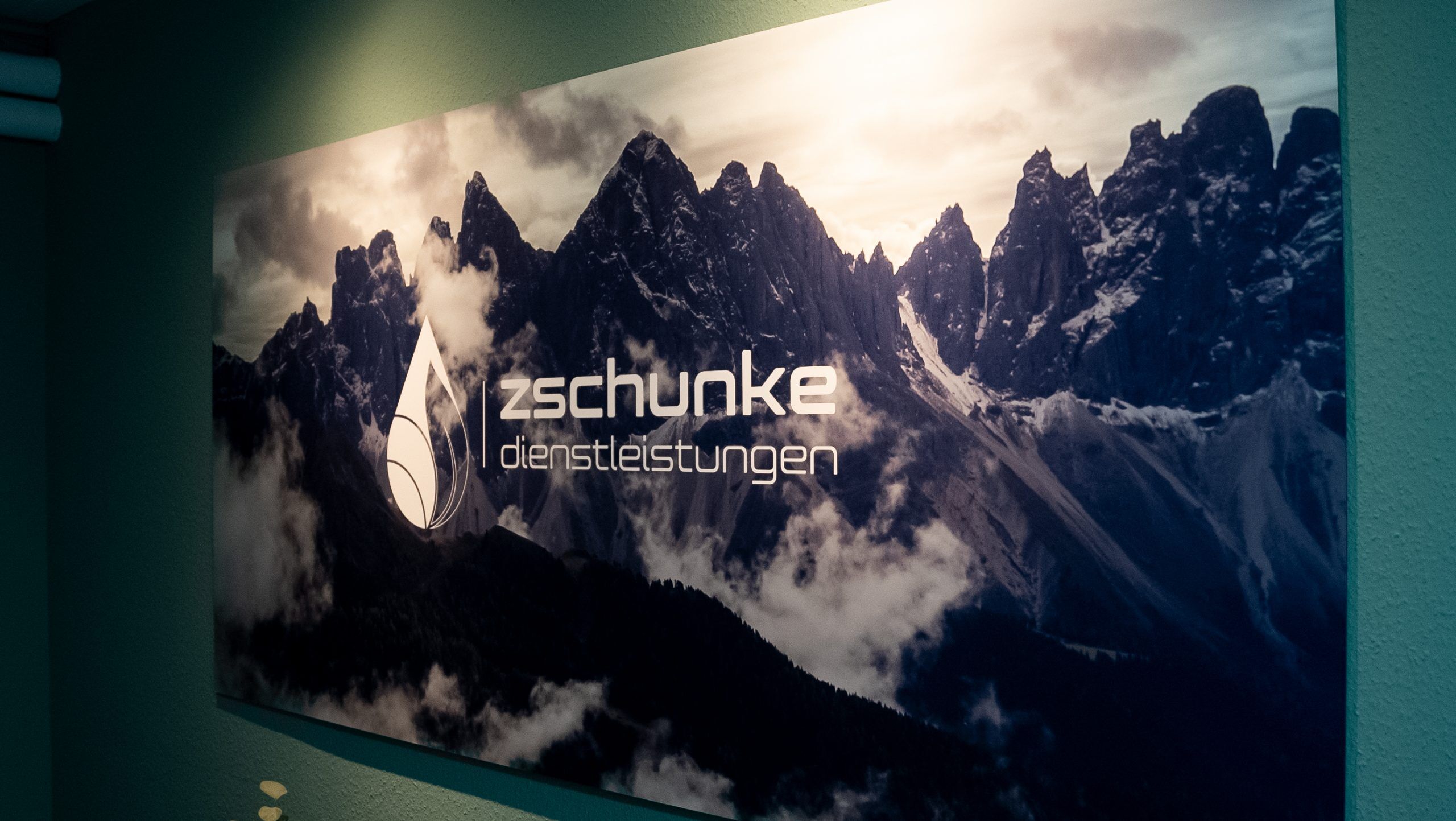 Abfotografiertes Wandbild im Eingangsbereich der Firma Zschunke.